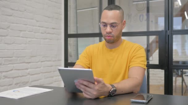 Hispanic Man Firar Framgång Tablet Office — Stockvideo