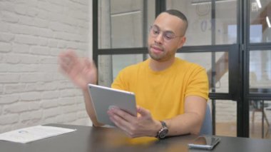 Ofiste Tablet 'te Video Sohbeti Yapan İspanyol Adam