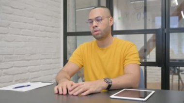 Ofiste oturan Düşünceli İspanyol Adam