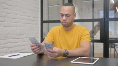 İspanyol Adam Ofiste Para Sayıyor