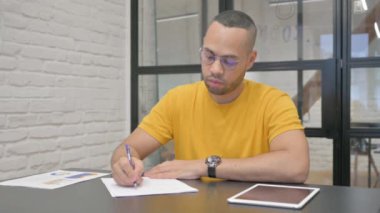 Hüsrana uğramış İspanyol Adam Mektup Yazmaya Çalışıyor