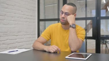 Ofiste Uyuyan Yorgun İspanyol Adam