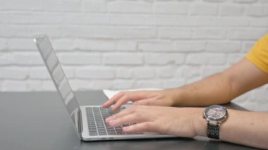 Dizüstü bilgisayardaki Eller Daktiloya Kapat