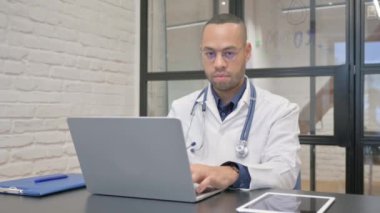 Laptop kullanırken İspanyol Doktoru Kısıtlama