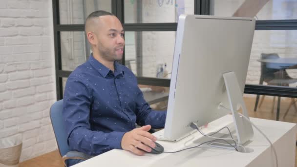 Hispanischer Geschäftsmann Führt Video Chat Auf Dem Desktop Büro — Stockvideo