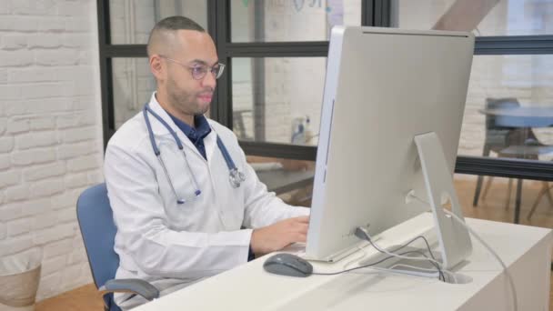 Polegares Para Cima Pelo Médico Usando Desktop Clínica — Vídeo de Stock