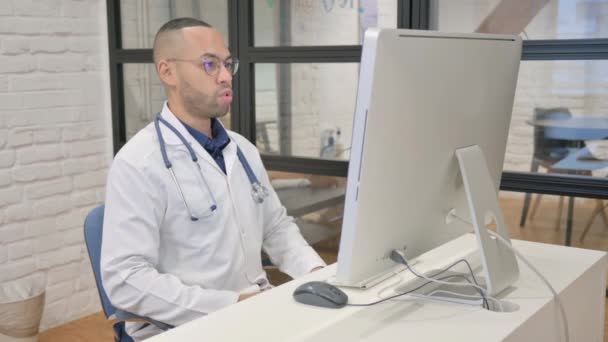 Online Videochat Durch Den Arzt Der Klinik — Stockvideo