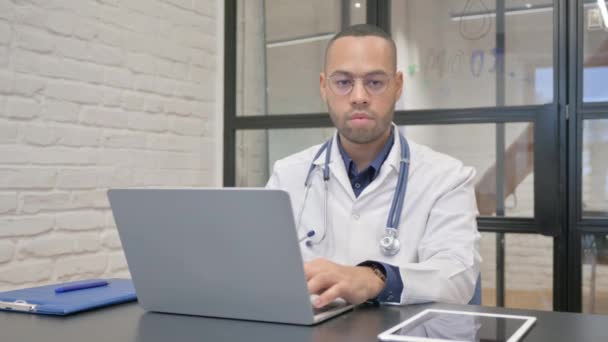 Latynoski Lekarz Patrząc Kamerę Podczas Pracy Laptopie — Wideo stockowe