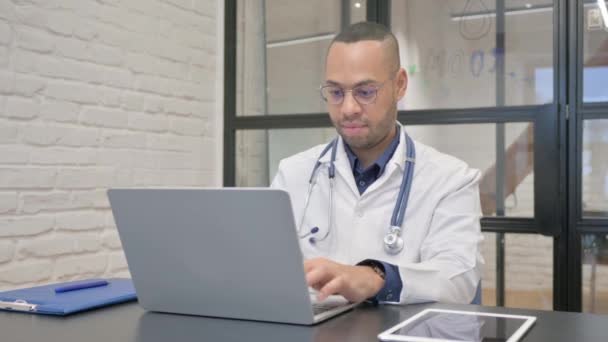 Thumbs Hispanic Doctor Using Laptop — Stock Video