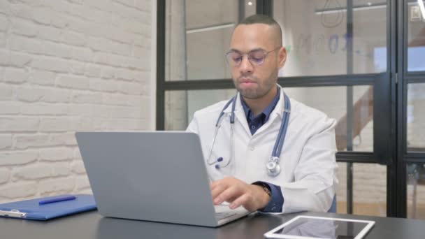 Médico Hispânico Trabalhando Laptop — Vídeo de Stock