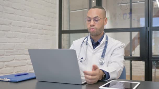 Online Czat Wideo Przez Latynoski Lekarz Klinice — Wideo stockowe