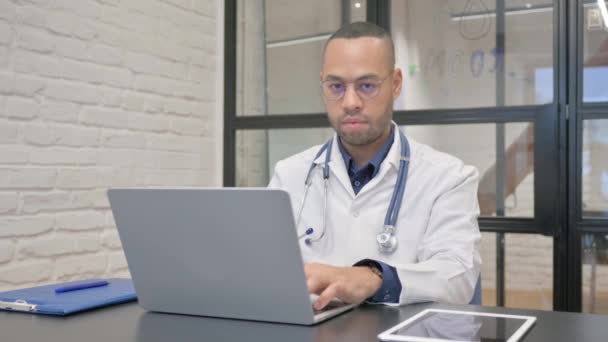 Förneka Latinamerikansk Läkare Restricting När Använder Laptop — Stockvideo