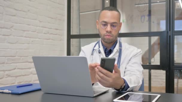Hispanic Doctor Browsing Internet Phone — Stock Video