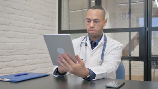 Médico Hispano Usando Tableta Digital Para Trabajo — Vídeos de Stock