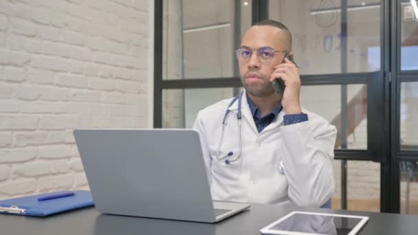 Latynoski Lekarz Rozmawiający Przez Telefon Klinice — Wideo stockowe