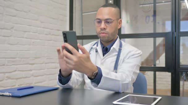 Hispanic Doctor Working Online Smartphone — Stock Video