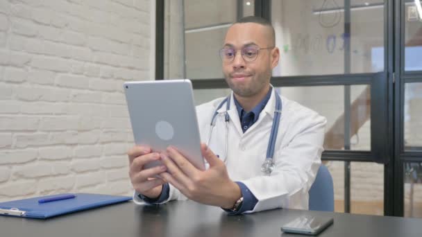 Médico Hispano Haciendo Video Chat Tablet Clínica — Vídeos de Stock