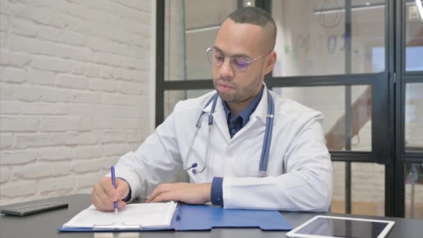 Médecin Hispanique Travaillant Sur Des Documents Clinique — Video