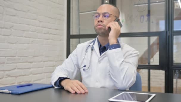 Latynoski Lekarz Rozmawiający Przez Telefon Pacjentem — Wideo stockowe