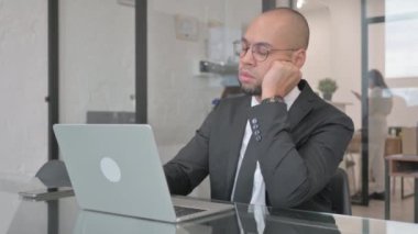 Yorgun Karışık Irk İşadamı İş yerinde Uyuyor