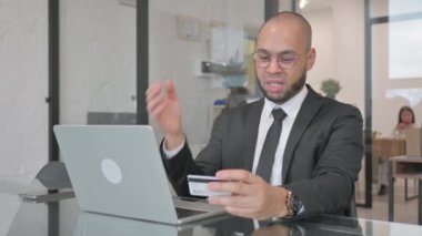 Karışık Yarış İşadamı İçin İnternetten Alışveriş Başarısızlığı
