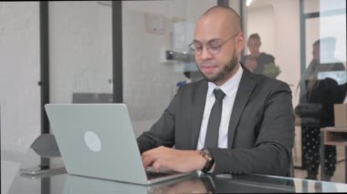 Dizüstü bilgisayarda çalışan Karışık Irk İşadamı Başparmaklar Yukarı
