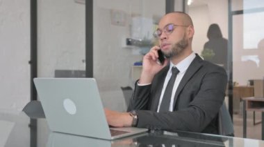 Karışık Irk İşadamı İş yerinde Telefonda Konuşuyor