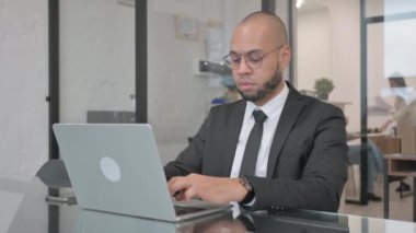 Karışık Irk İşadamı İşten Sonra Ofisi Bırakıyor