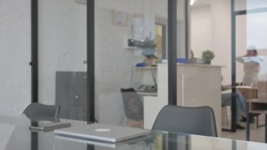 Karışık Yarış İşadamı Sabah Ofisine Geldi