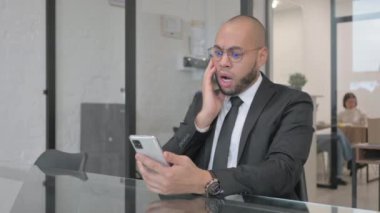 Karışık Irk İşadamı Telefondaki Kayıptan Şok Oldu