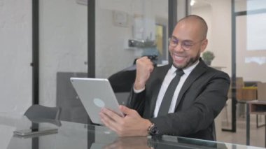 Karışık Yarış İşadamı Tablette Başarı Kutlaması