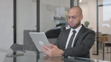 Tablette Kaybı Olan Karışık Yarış İşadamı