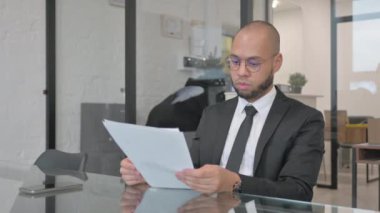 Karışık Yarış İşadamı İşyerinde Belgeler Okuyor