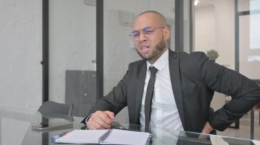 Karışık Yarış İşadamı Sırt Ağrısı ve Spazmı Var