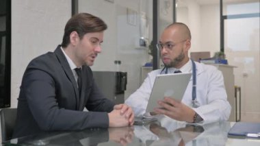 Karışık Irk Doktoru Erkek Hastayla Konuşuyor