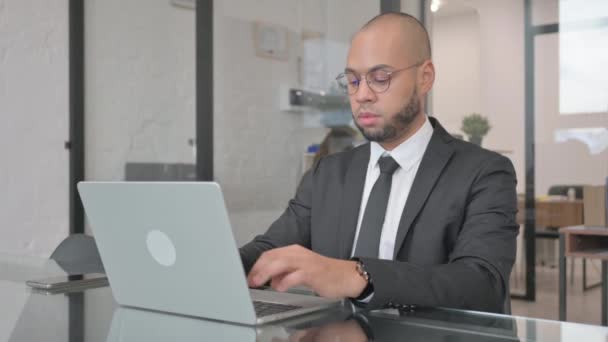 Mixed Race Επιχειρηματίας Που Εργάζονται Laptop — Αρχείο Βίντεο