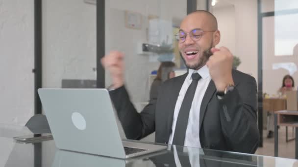 Aufgeregter Mixed Race Geschäftsmann Feiert Erfolg Laptop — Stockvideo