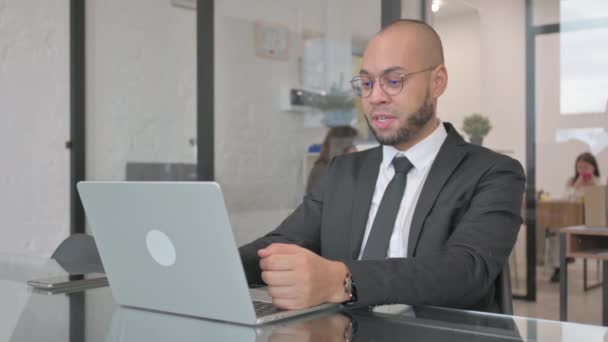Mixed Race Empresário Conversando Line Laptop Enquanto Sentado — Vídeo de Stock