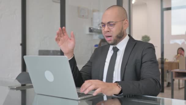 Mieszane Race Businessman Zszokowany Stratą Laptopie — Wideo stockowe