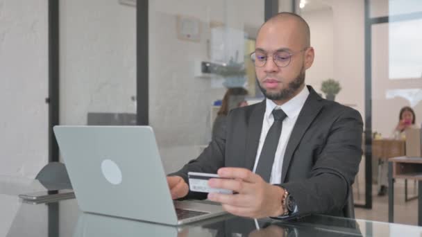 Mixed Race Businessman Απολαμβάνοντας Online Αγορές Μέσω Laptop — Αρχείο Βίντεο