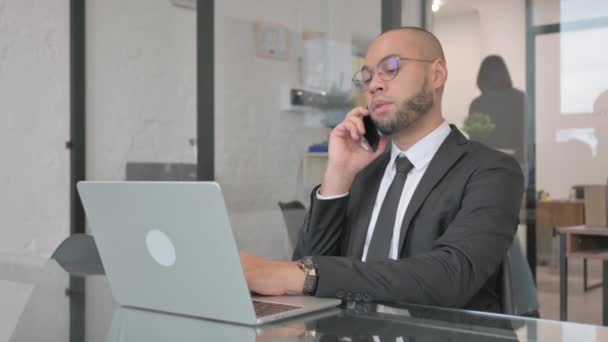 Geschäftsmann Mit Gemischter Rasse Telefoniert Bei Der Arbeit — Stockvideo