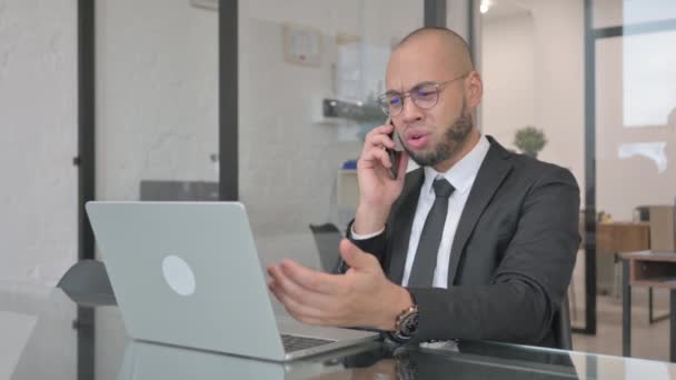 Wütender Mixed Race Geschäftsmann Telefoniert Bei Der Arbeit — Stockvideo