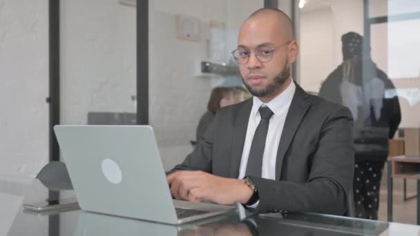 Mieszane Race Businessman Wskazując Kamerę Podczas Pracy Laptopie — Wideo stockowe