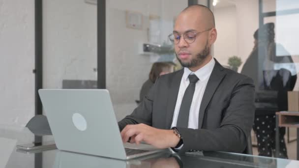 Verleugnung Mixed Race Geschäftsmann Ablehnung Während Der Verwendung Von Laptop — Stockvideo