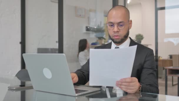 Karışık Yarış Şadamı Belgeler Laptop Üzerinde Çalışıyor — Stok video