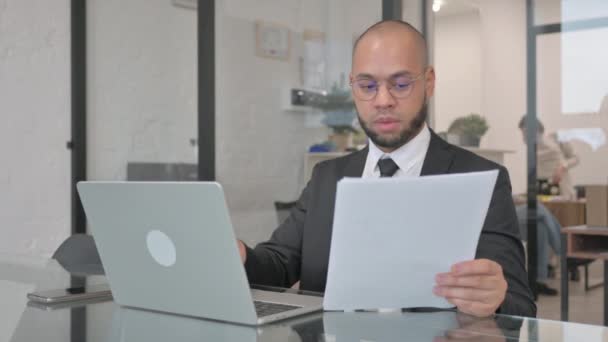 Mieszany Biznesmen Race Zszokowany Stratą Podczas Pracy Nad Dokumentami Laptopem — Wideo stockowe