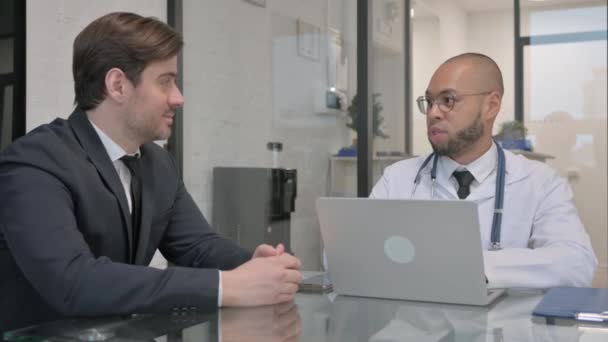 Patient Discutant Problèmes Santé Avec Médecin Race Mixte — Video