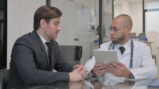 Blandad Ras Läkare Dela Dåliga Nyheter Med Manliga Patienten — Stockvideo