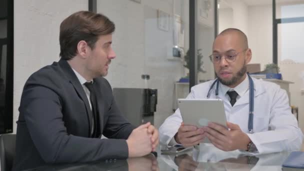 不同种族的医生与男性病人分享好消息 — 图库视频影像