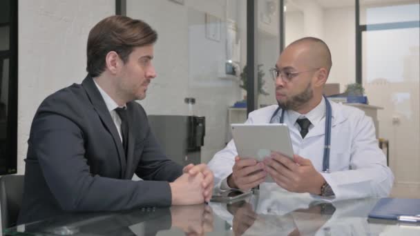 Paciente Masculino Conversando Com Doutor Clínica — Vídeo de Stock